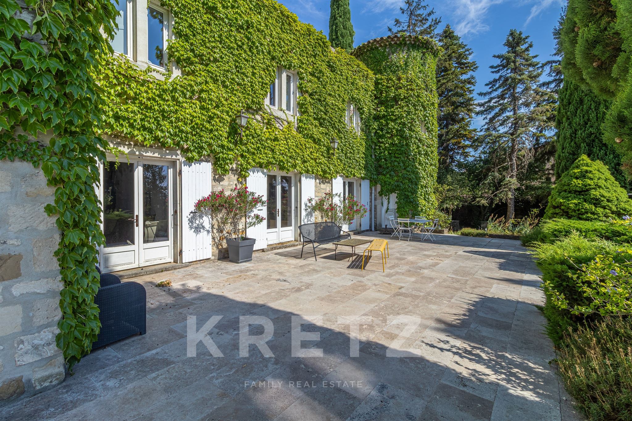 Maison de Prestige au Cœur du Village, avec Vues Ouvertes et Parc Arboré