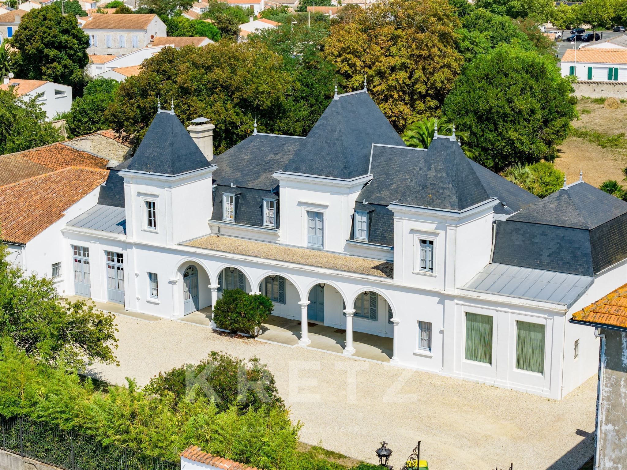 Château XIXᵉ – 1 800 m² avec dépendances, 1,3 ha constructibles