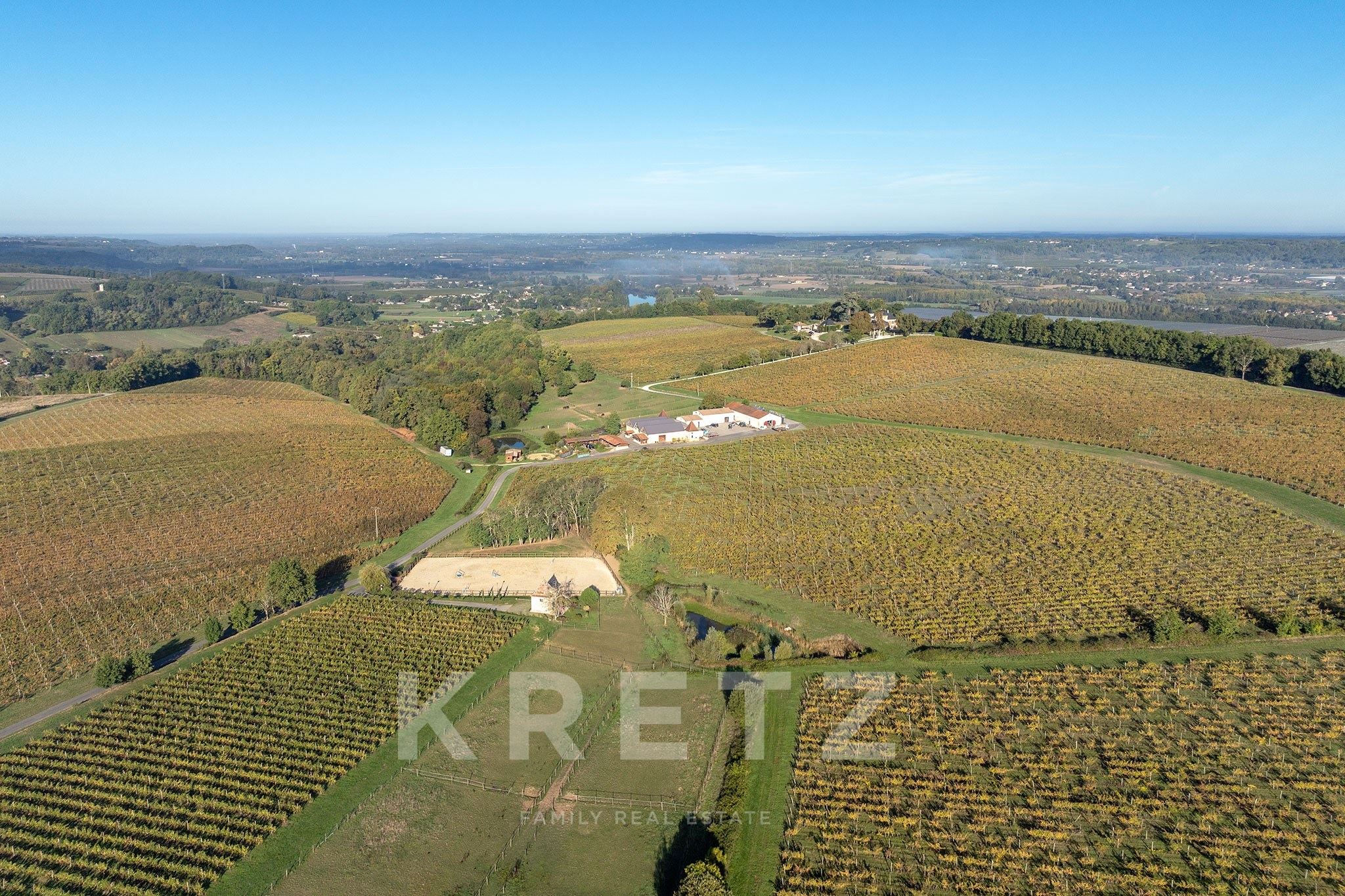 1,300 m² property in the heart of the Bordeaux vineyards, set on 111 hectares including 80 hectares 
