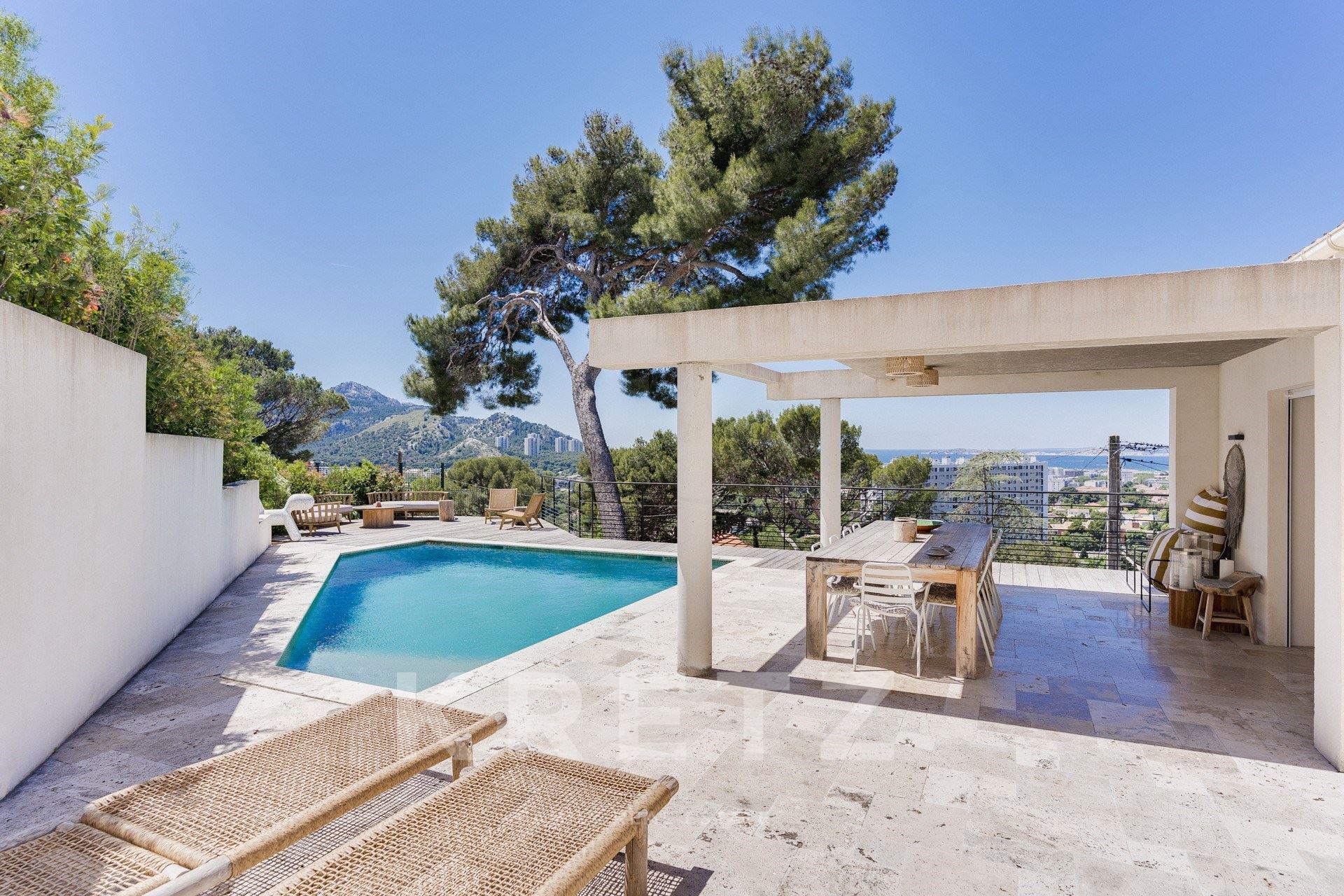 Contemporary house with stunning panoramic view