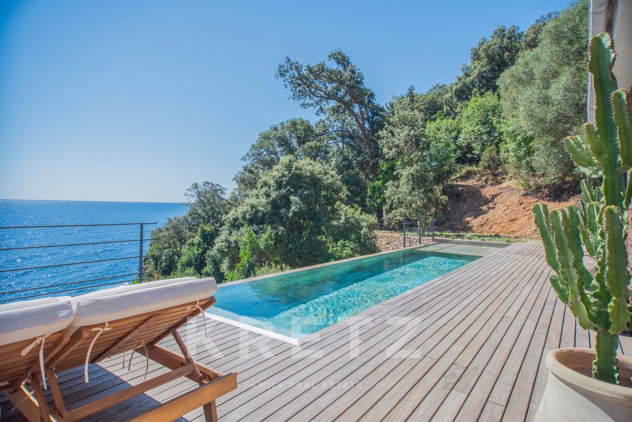 ERBALUNGA | PROPRIÉTÉ D’EXCEPTION LES PIEDS DANS L’EAU | 430 m² | CRIQUE PRIVÉE
