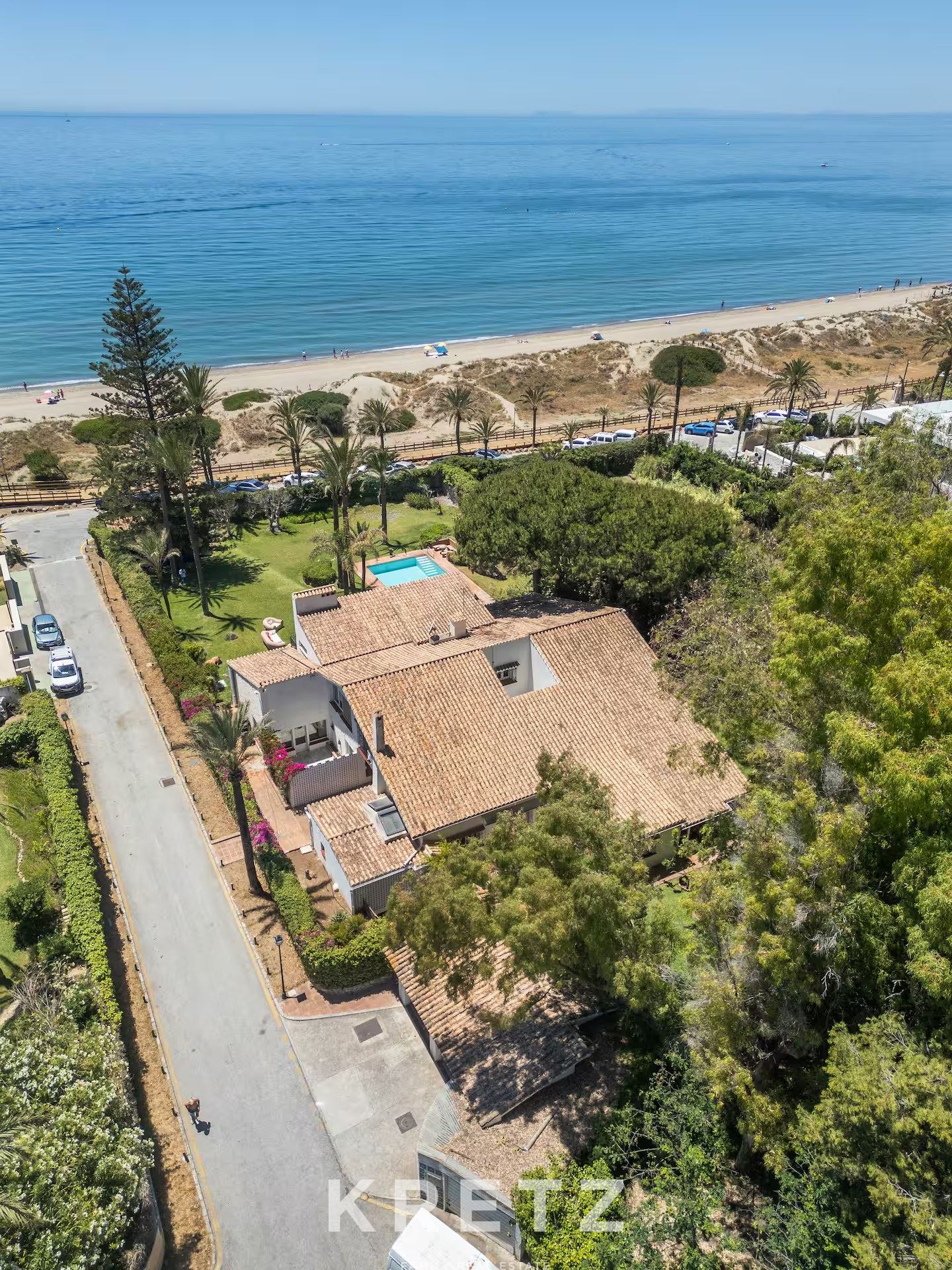 Villa en première ligne de mer avec projet de nouvelle construction à Los Monteros