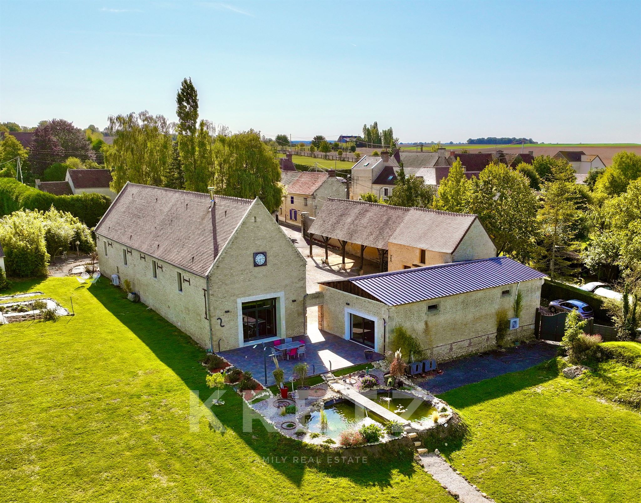 18th-century property renovated in a stylish design, half-hectare park, outbuildings, river