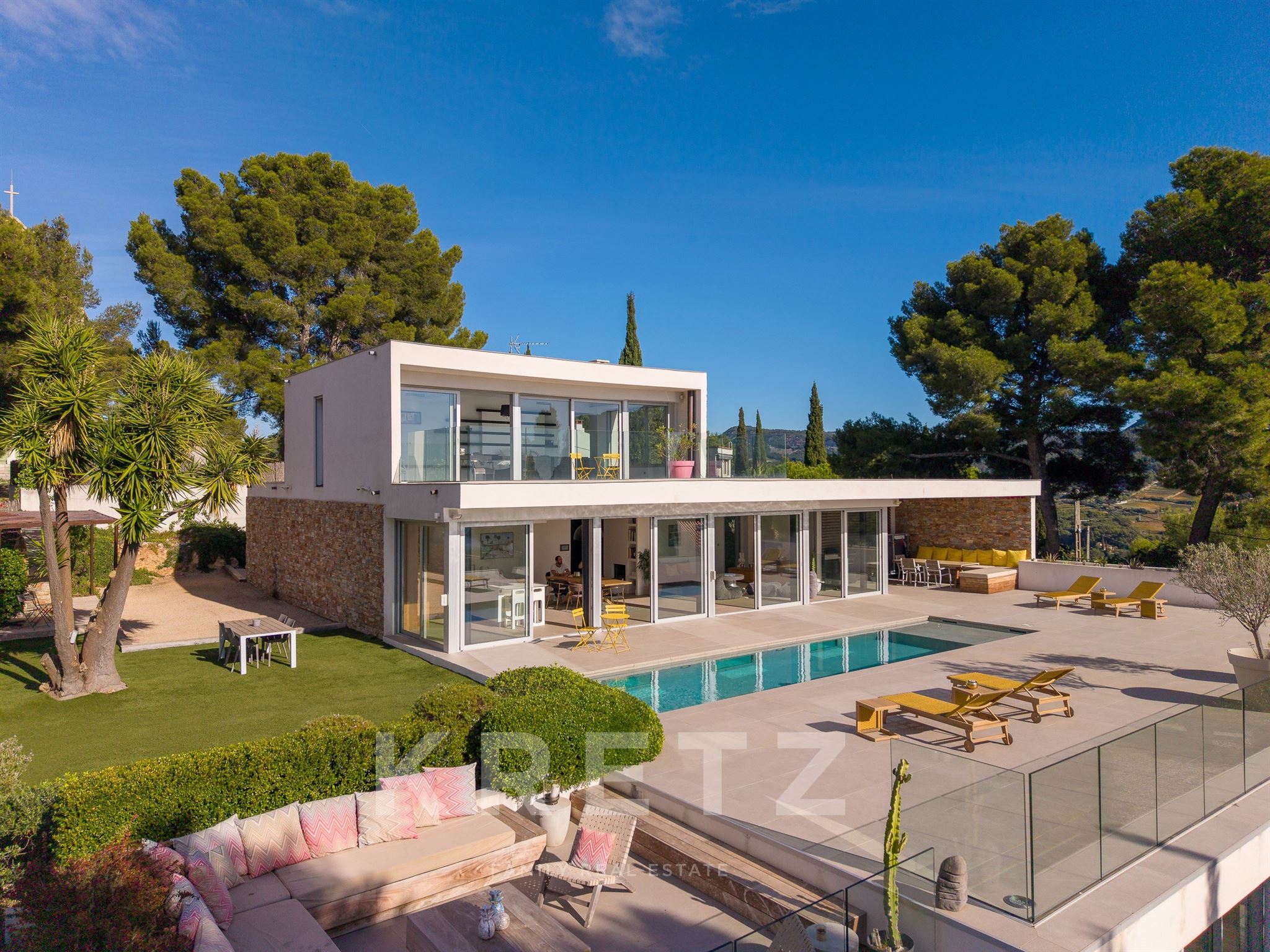 Contemporary house with sea view