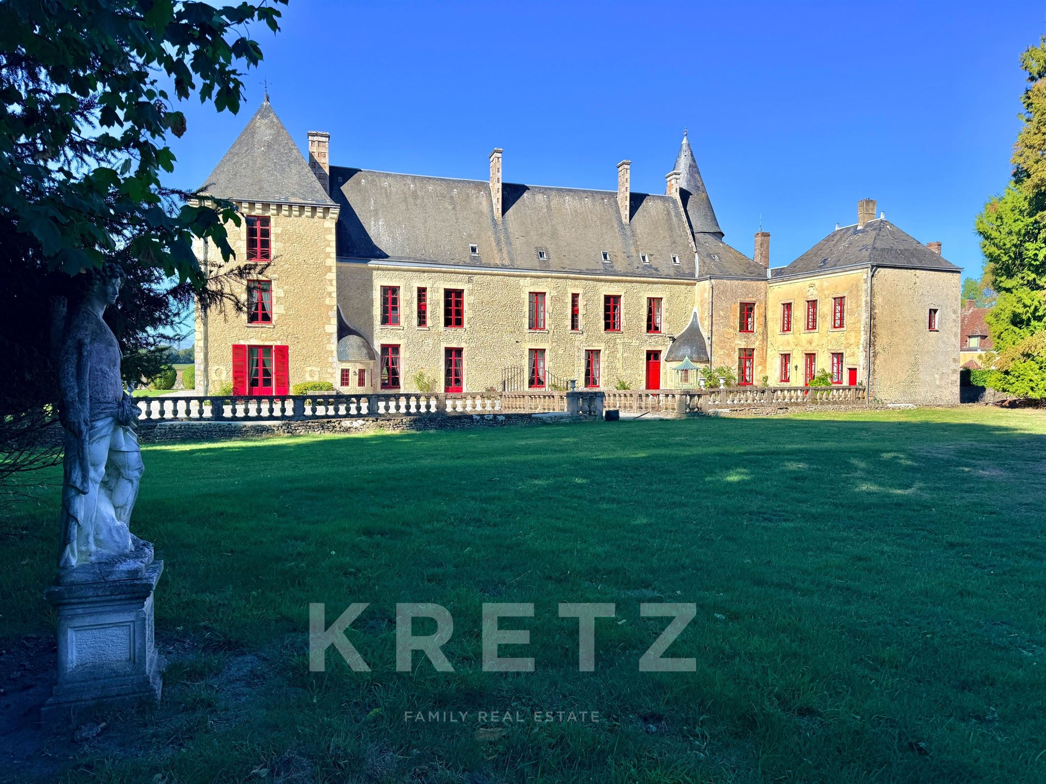 Château IMH du 17e et dépendances 42ha, piscine, écuries, bois