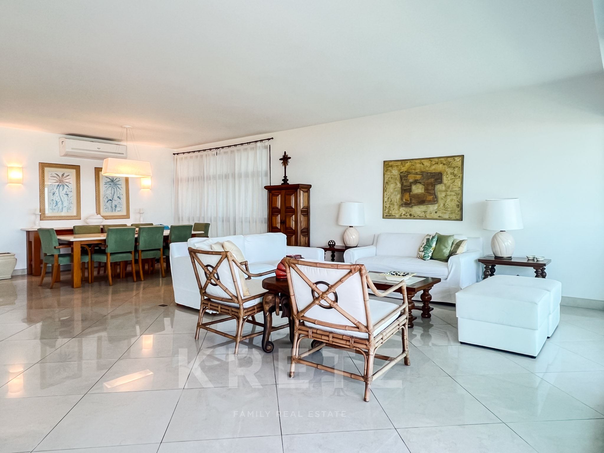 Contemporary apartment just a stone's throw from the beach