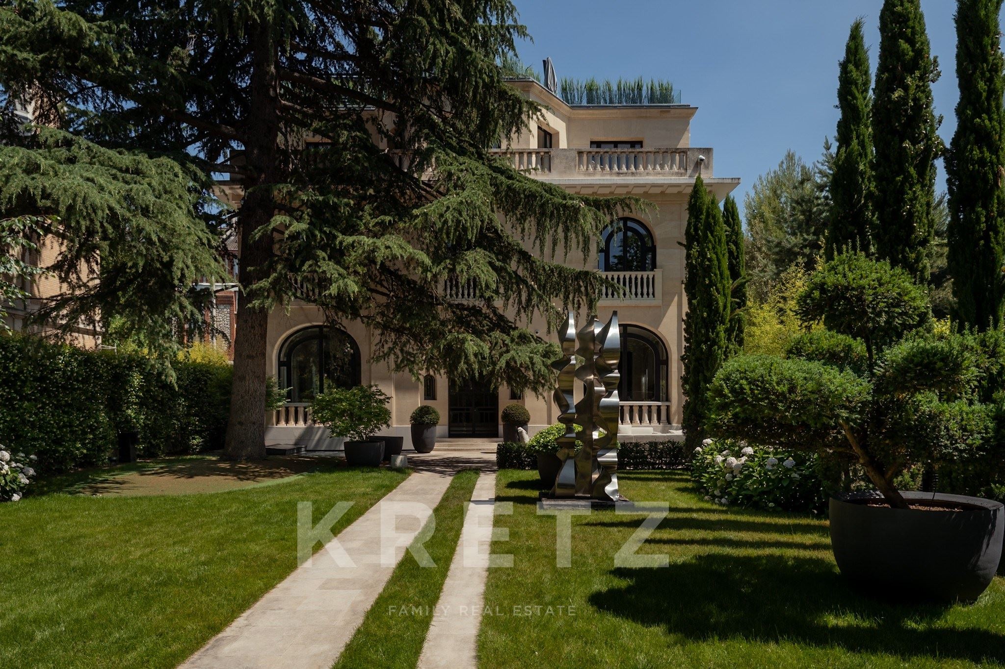Hôtel particulier Art Deco d'environ 750m2 entièrement rénové avec jardin de 800m2