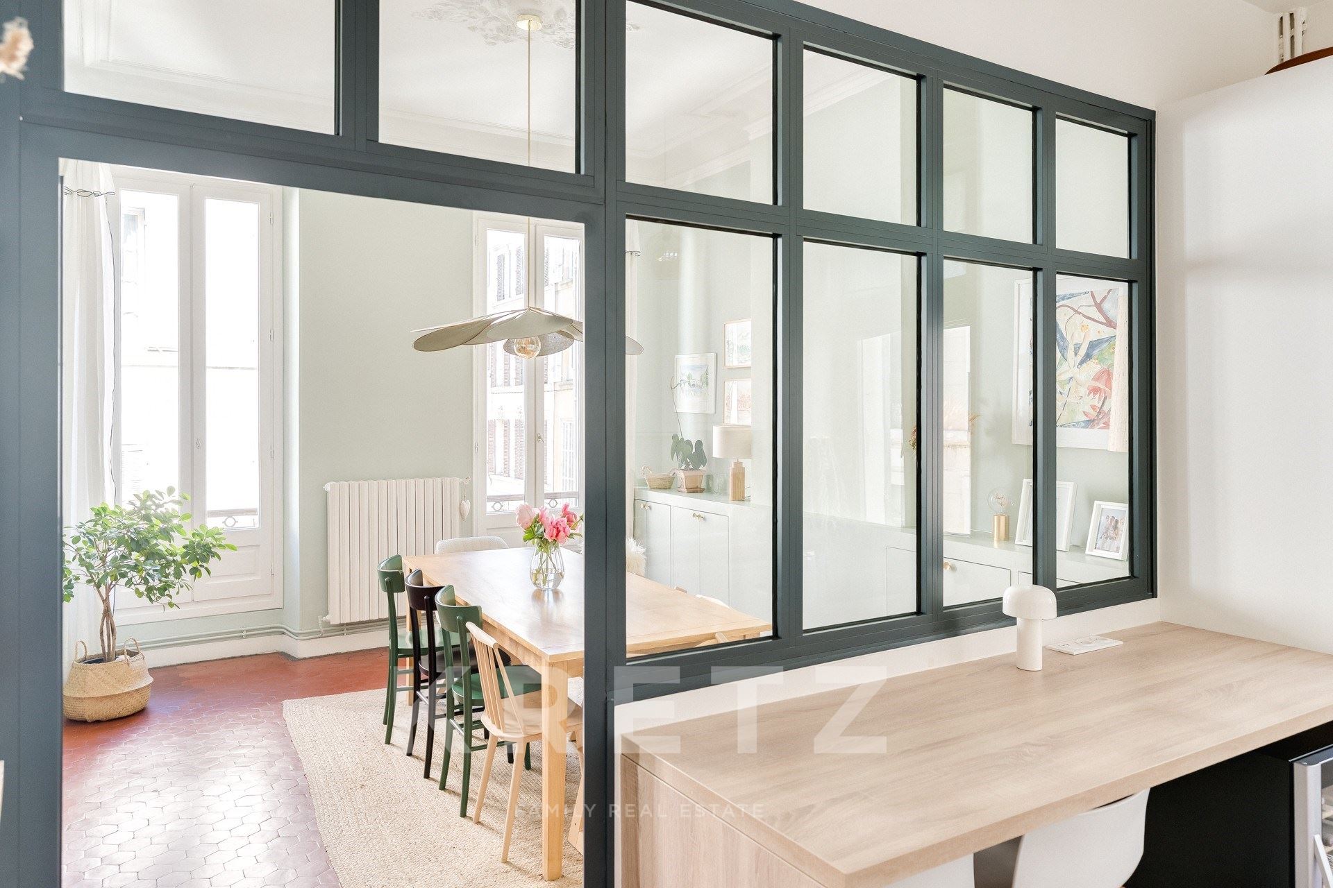 Marseille 6th - Elegant renovated apartment with timeless charm and triple exposure