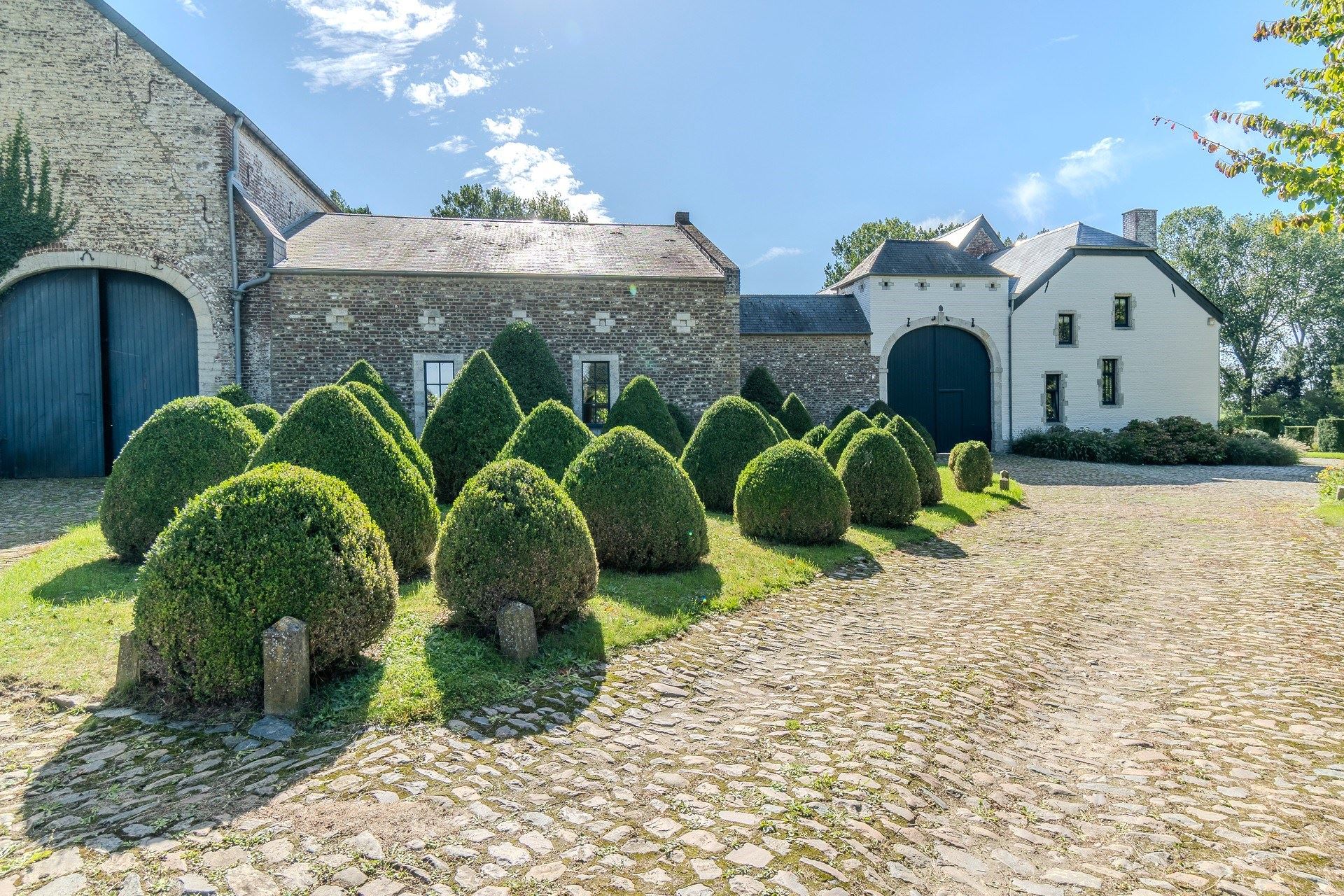Ferme en carré exceptionnelle dans un cadre de vie unique à Longueville
