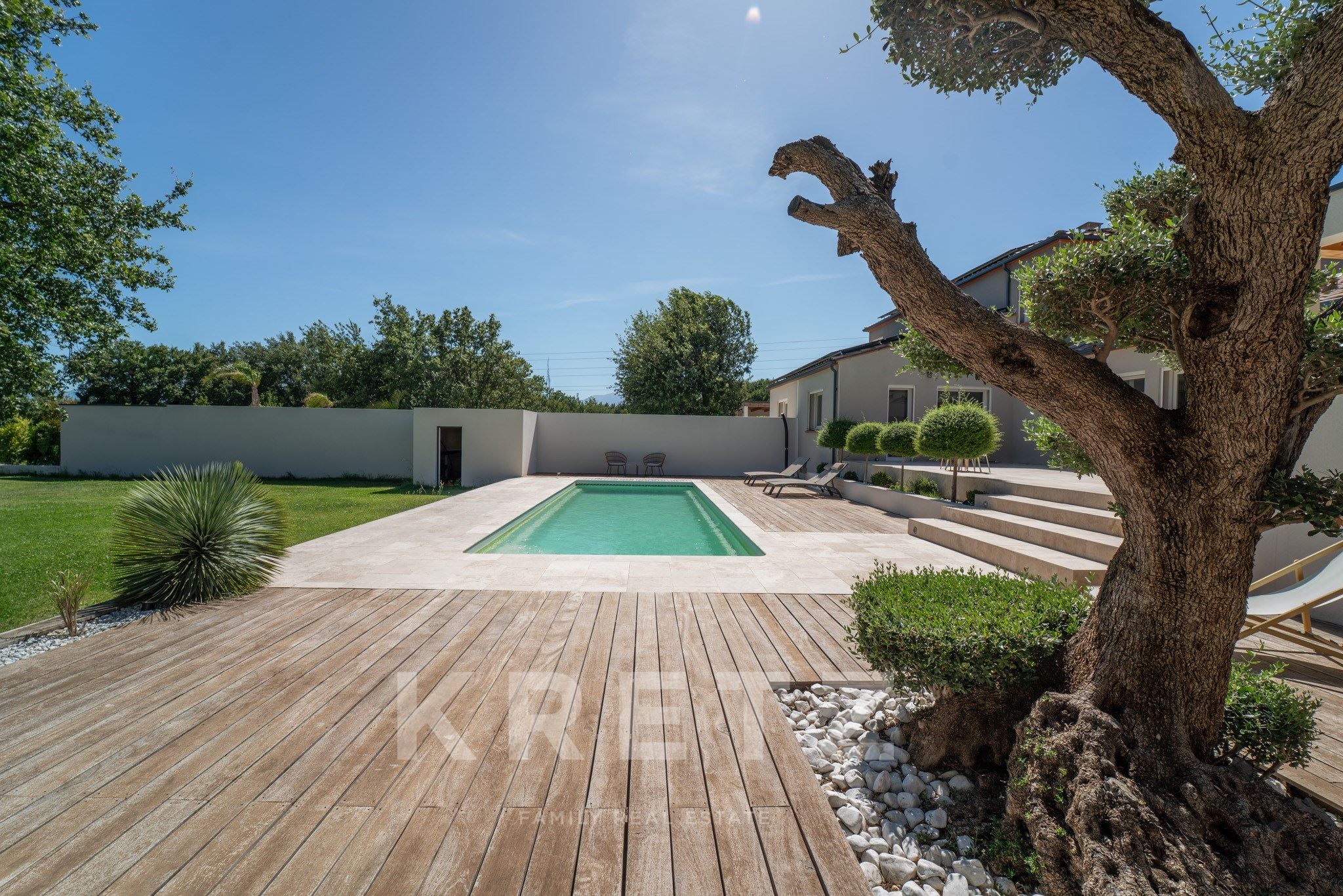 Exclusiva propiedad compuesta por dos villas contemporáneas con piscinas privadas en una parcela aja