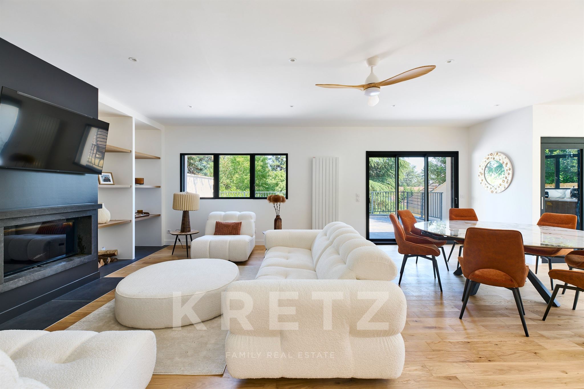 Maison contemporaine avec grandes terrasses et jardin