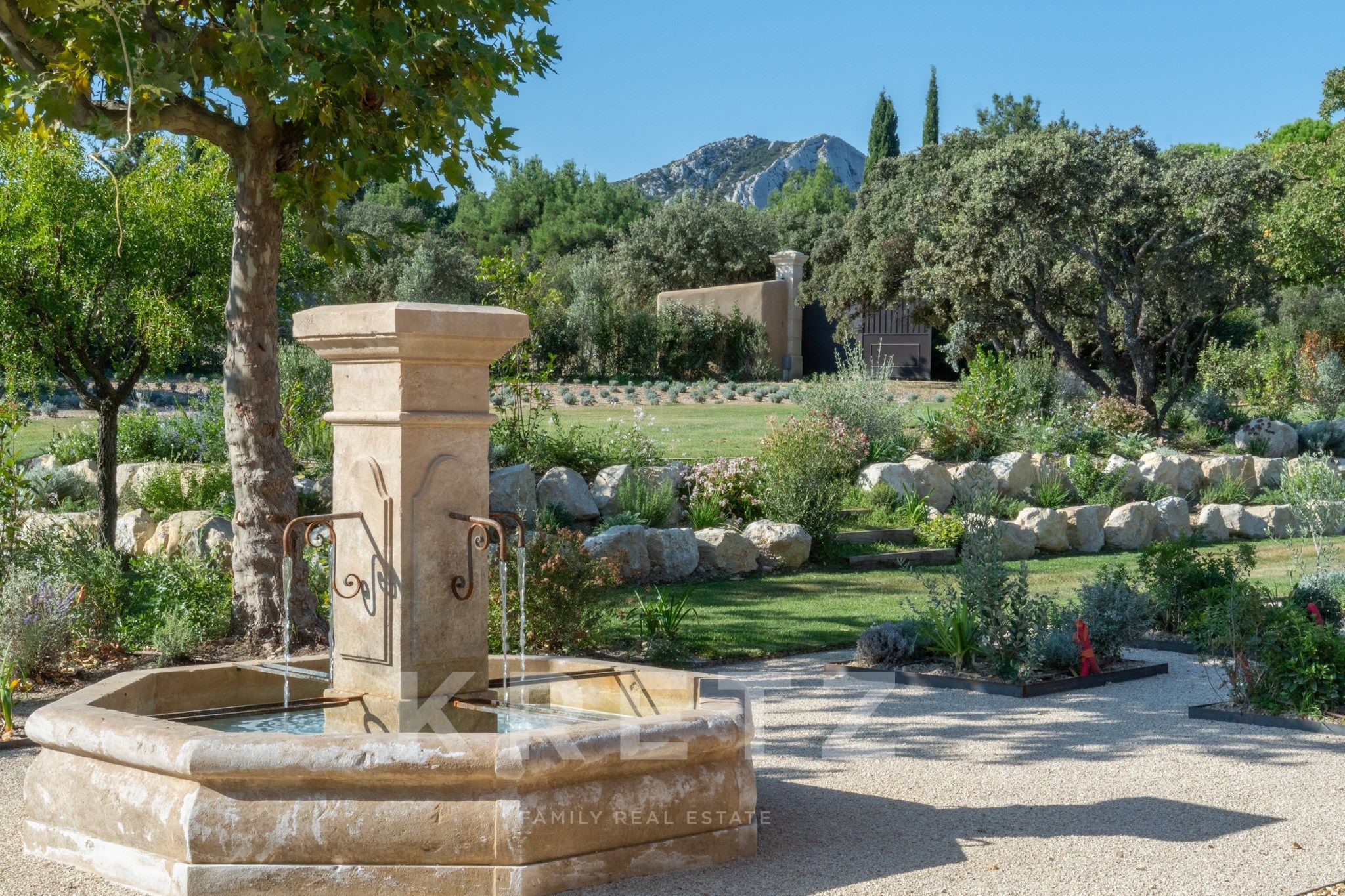 Eygalières – Mas en pierre de 266 m², 5 suites et vue sur le Grand Calan