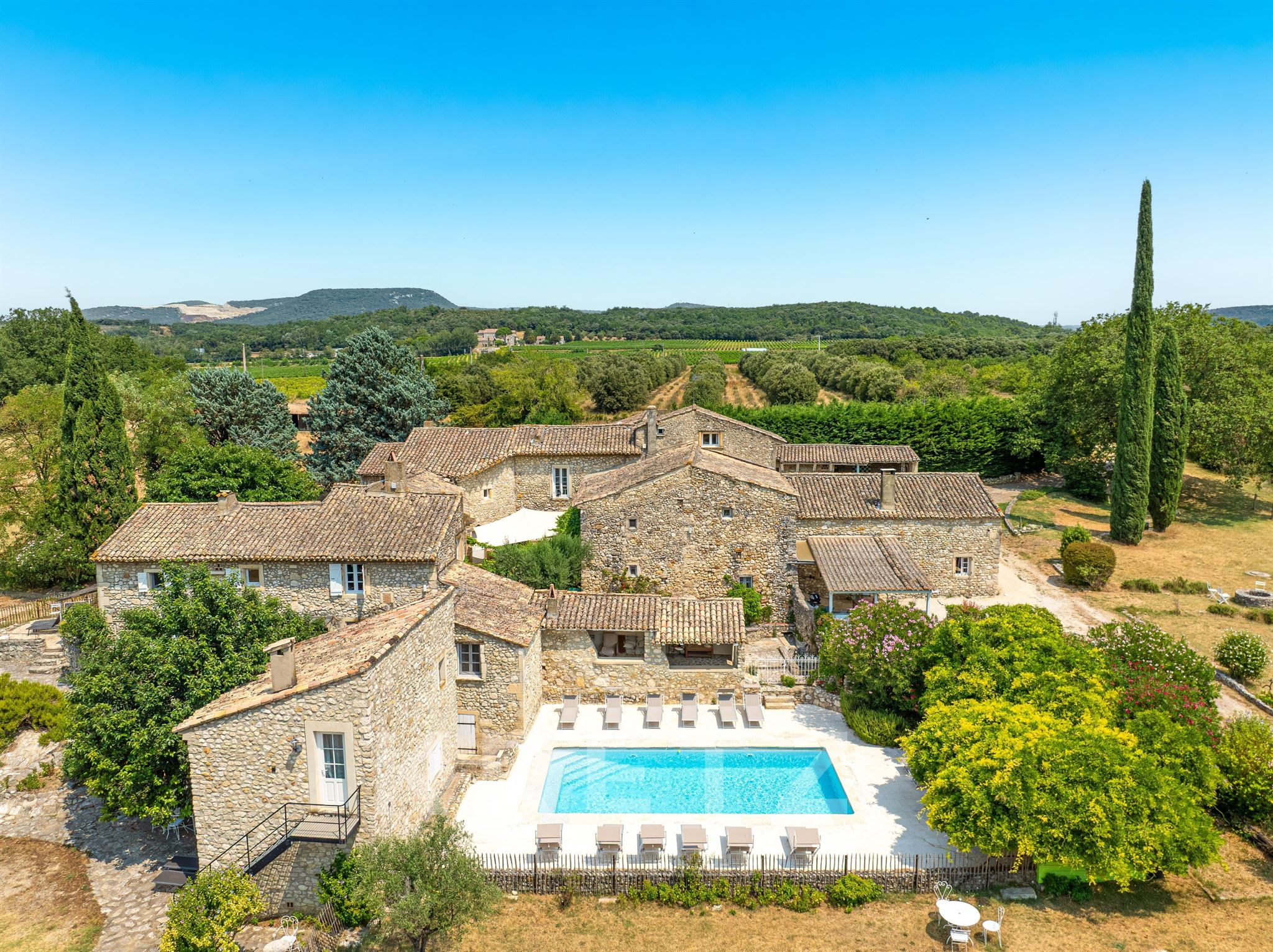 Magnifique hameau Provençal restauré avec piscine