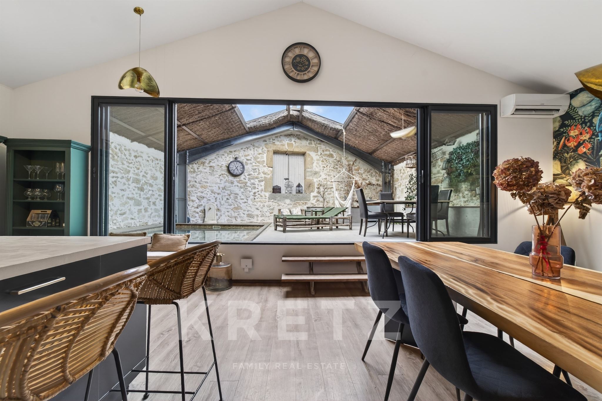 Stone winegrower’s house – 270 m² of living space – Terrace, swimming pool and self-contained flats
