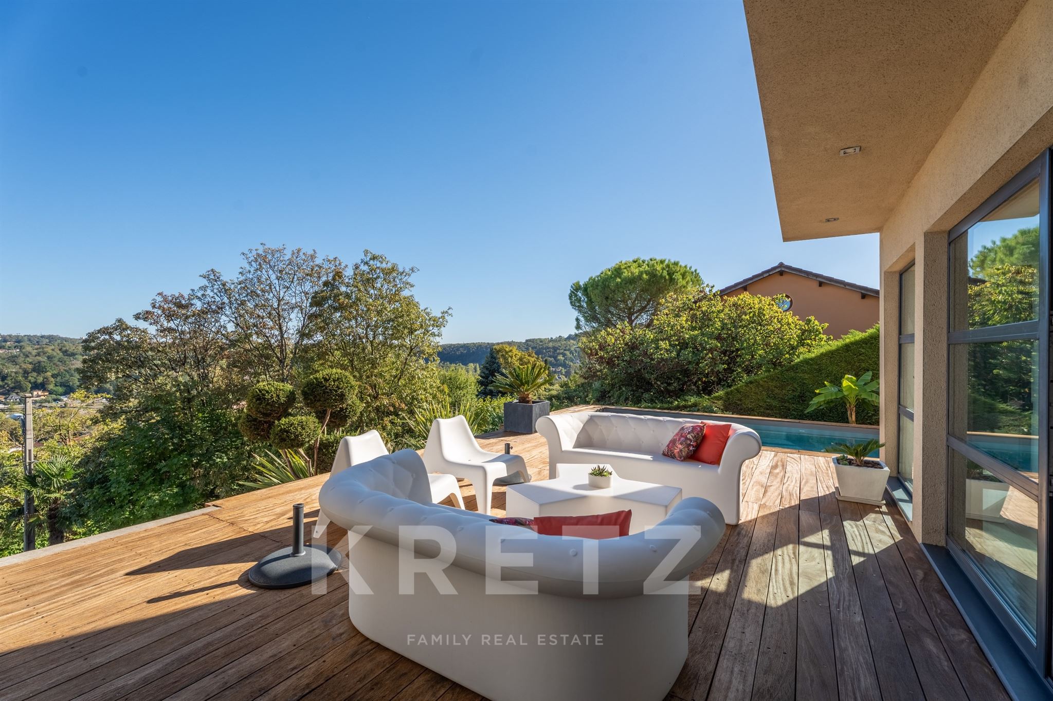 Monts d'Or – Maison d'architecte de 180 m² sur les hauteurs, piscine et forêt privée