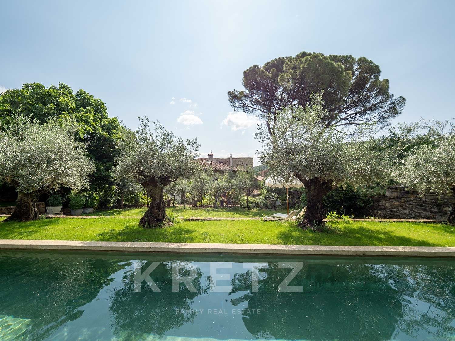 A confidential address in the heart of Les Vans, with garden and swimming pool