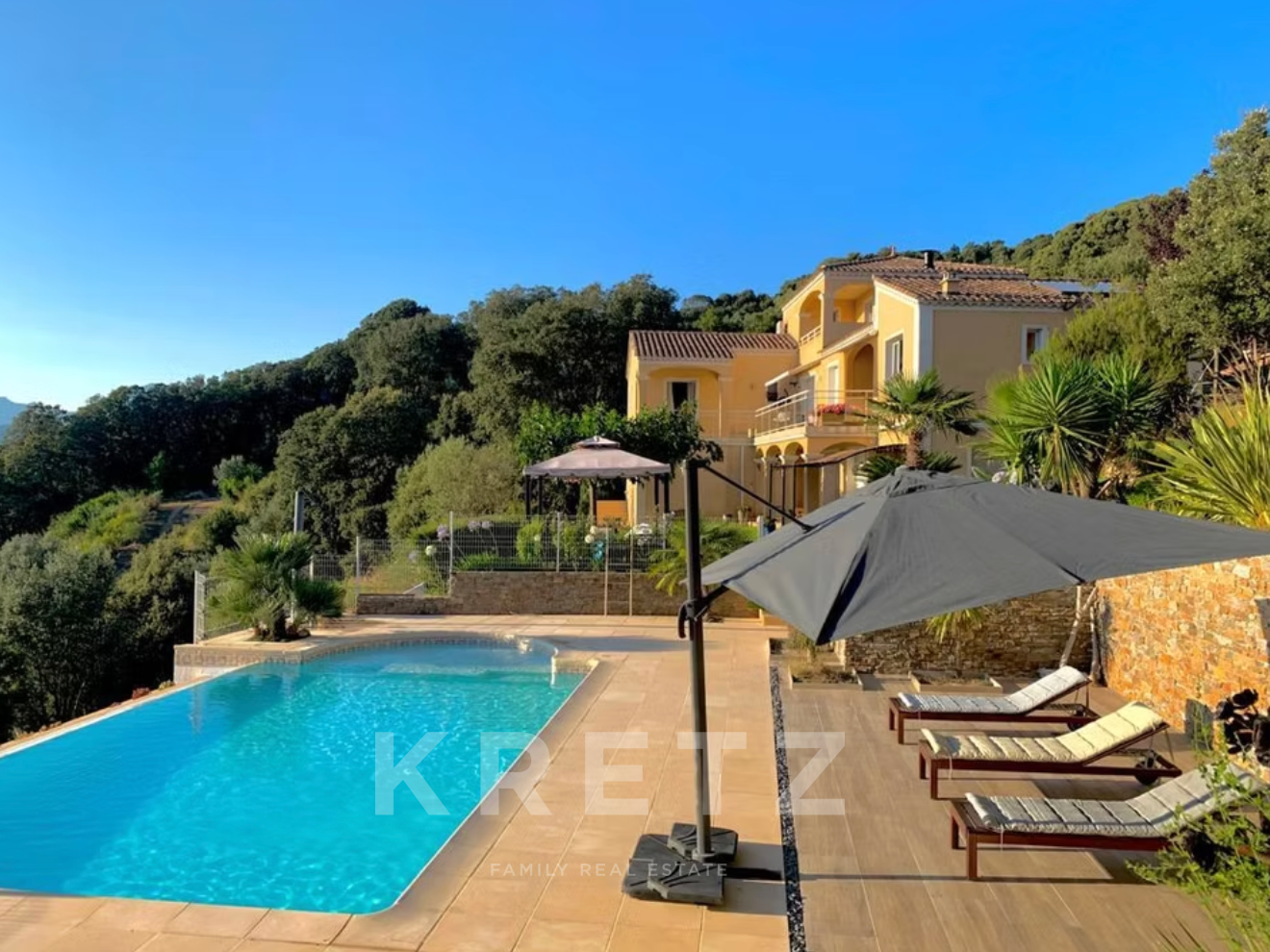 Charming property in the heart of the Corsican maquis with panoramic views over the Gulf of Valinco