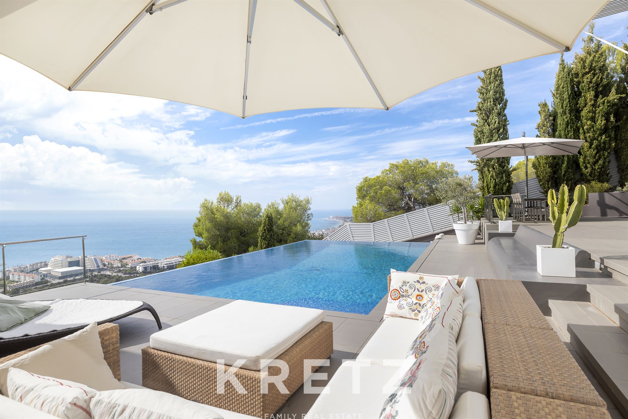 Architect-designed villa between sea and town