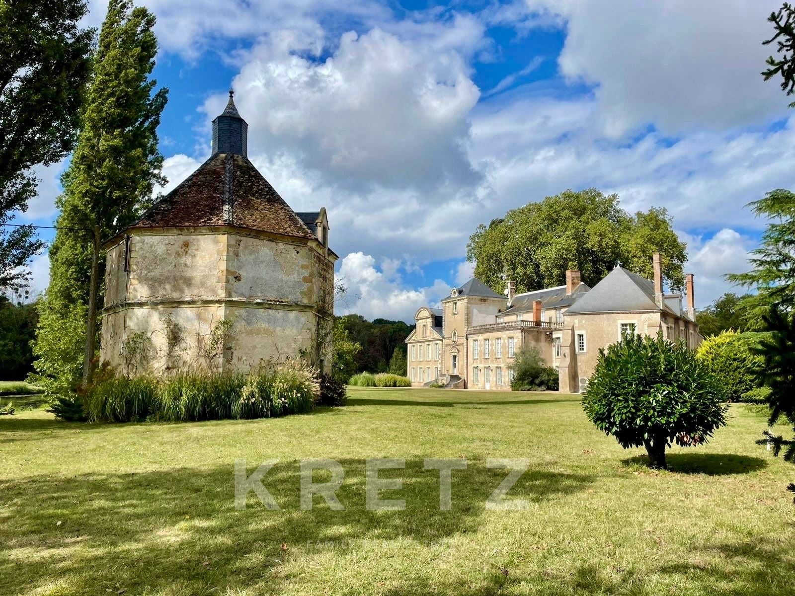 Sud Sologne Château du XIXe avec dépendances parc rivière forêt 40ha